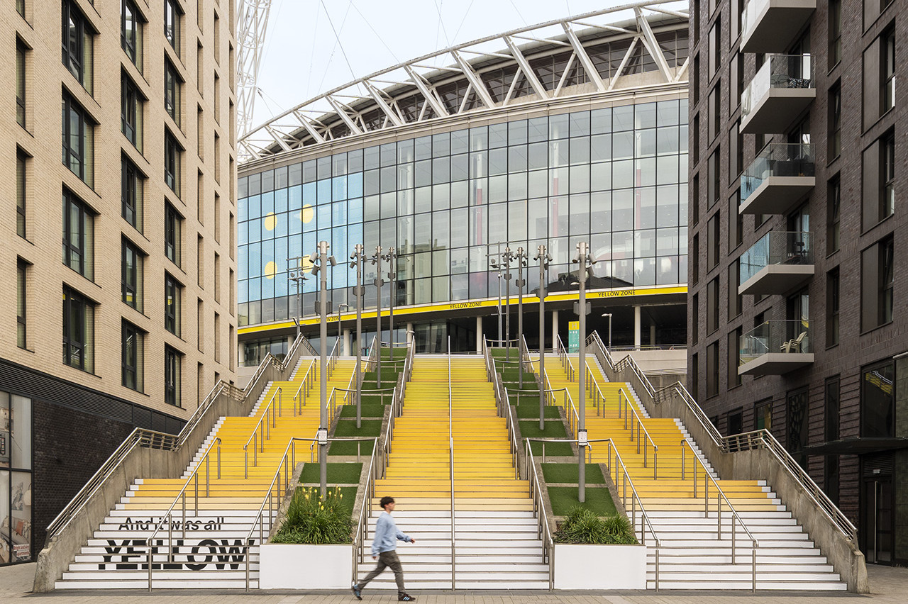 Coldplay slaví 25 let hitu Yellow: Pantone vybarvilo schody na žluto a připomnělo úlohu barev ve veřejném prostoru