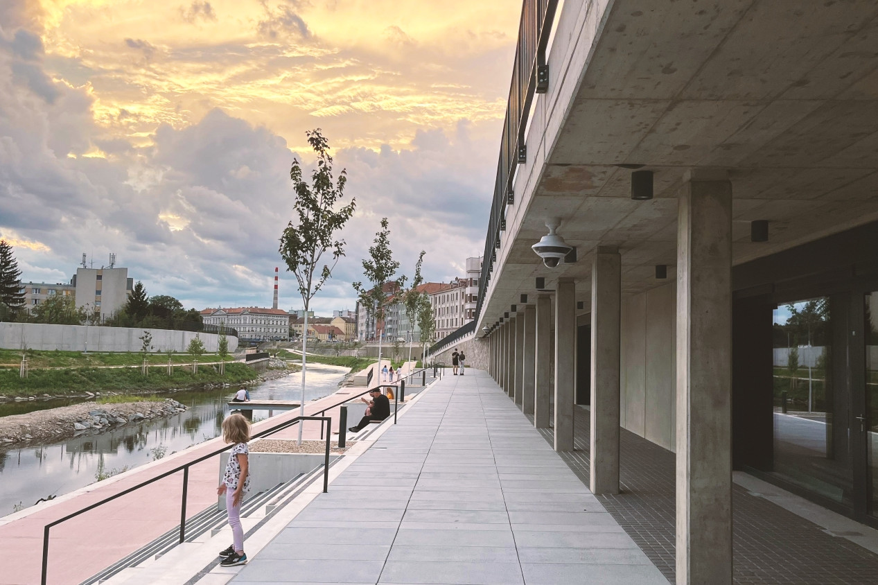 Řeka je nastavená tak, aby se mohla chovat přirozeně a vyvíjet se, říká o brněnské náplavce spoluautor Miroslav Korbička