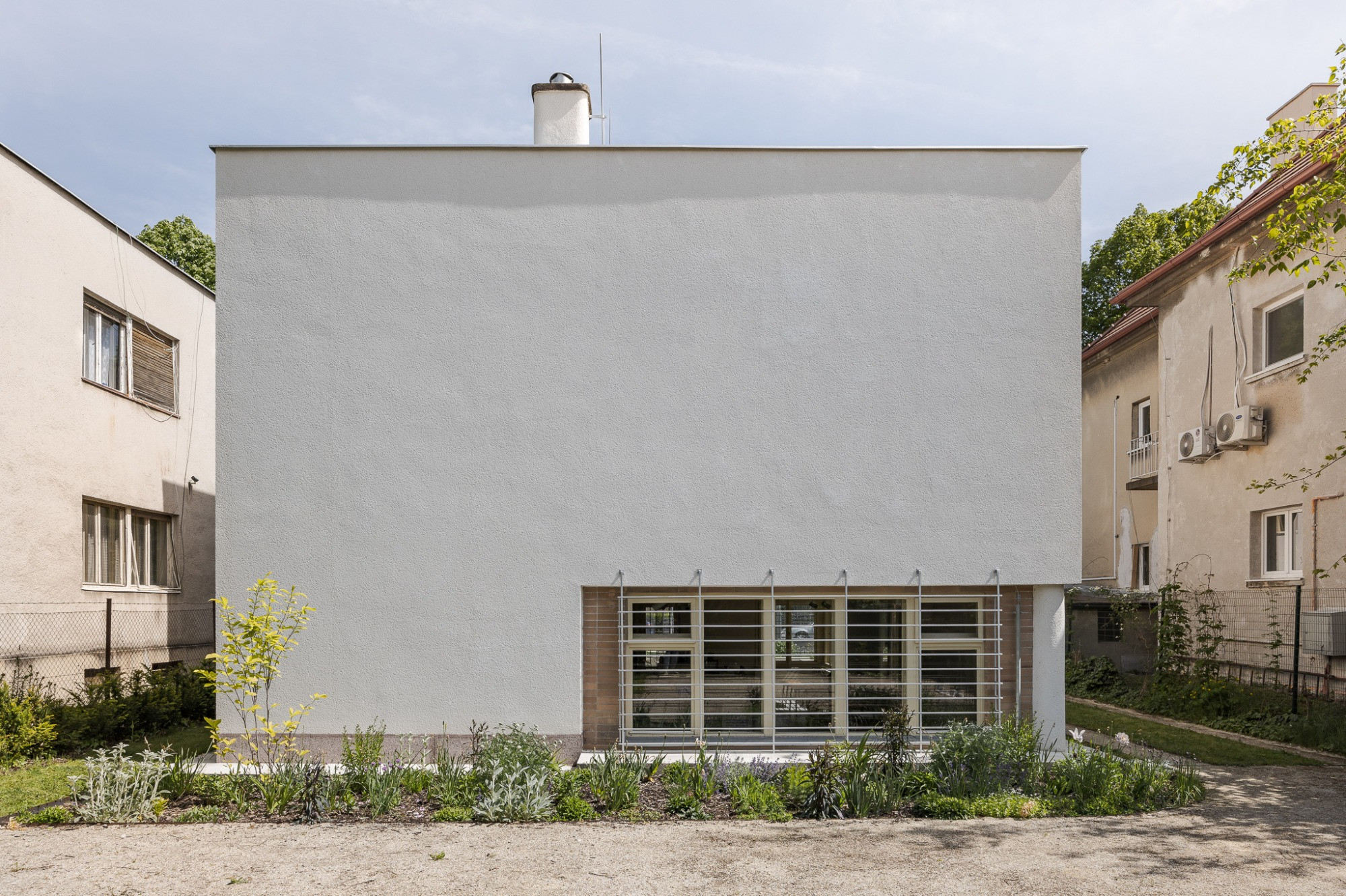 Koupili zajíce v pytli. Dnes funkcionalistický klenot láká na prohlídku i dobrou kávu