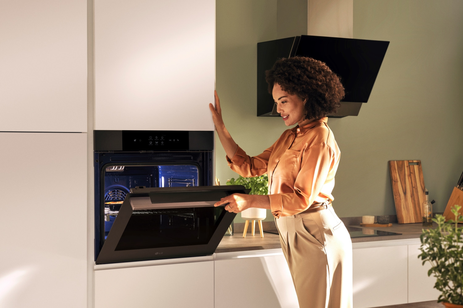 Naše trouby se vyčistí samy do 10 minut párou, tu nejodolnější špínu vyřídí pyrolýza, říká o nové vestavné řadě LG Kyong A Kwak 