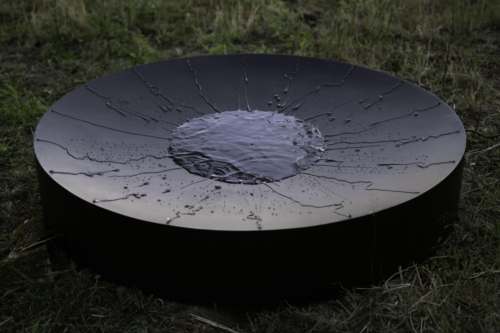 Fascinuje kapající vodou. Zenové vodní sochy Lily Clark vás přimějí zpomalit