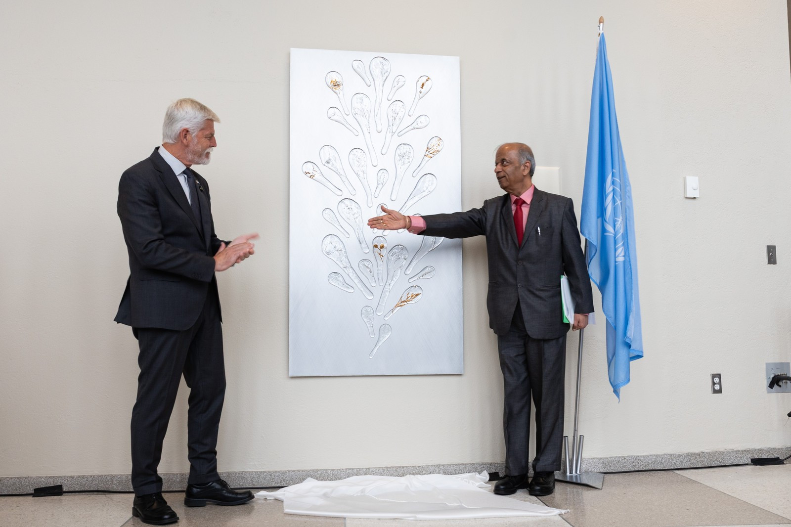 Maják naděje, jednoty a míru. Petr Pavel předal OSN dílo českých sklářů