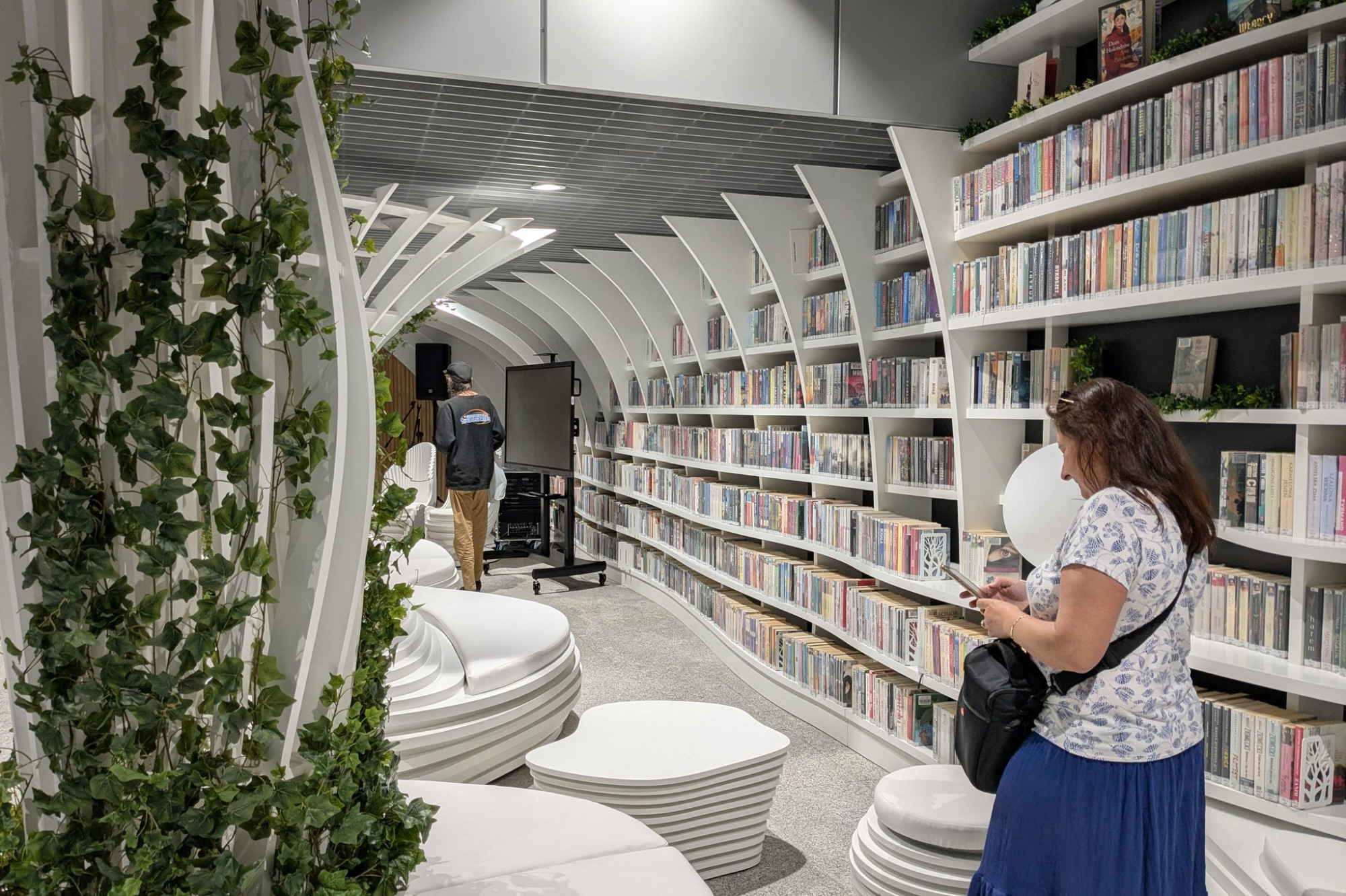 Varšava otevřela Metroteku: knihovnu v metru, která láká od displejů zpět k papíru