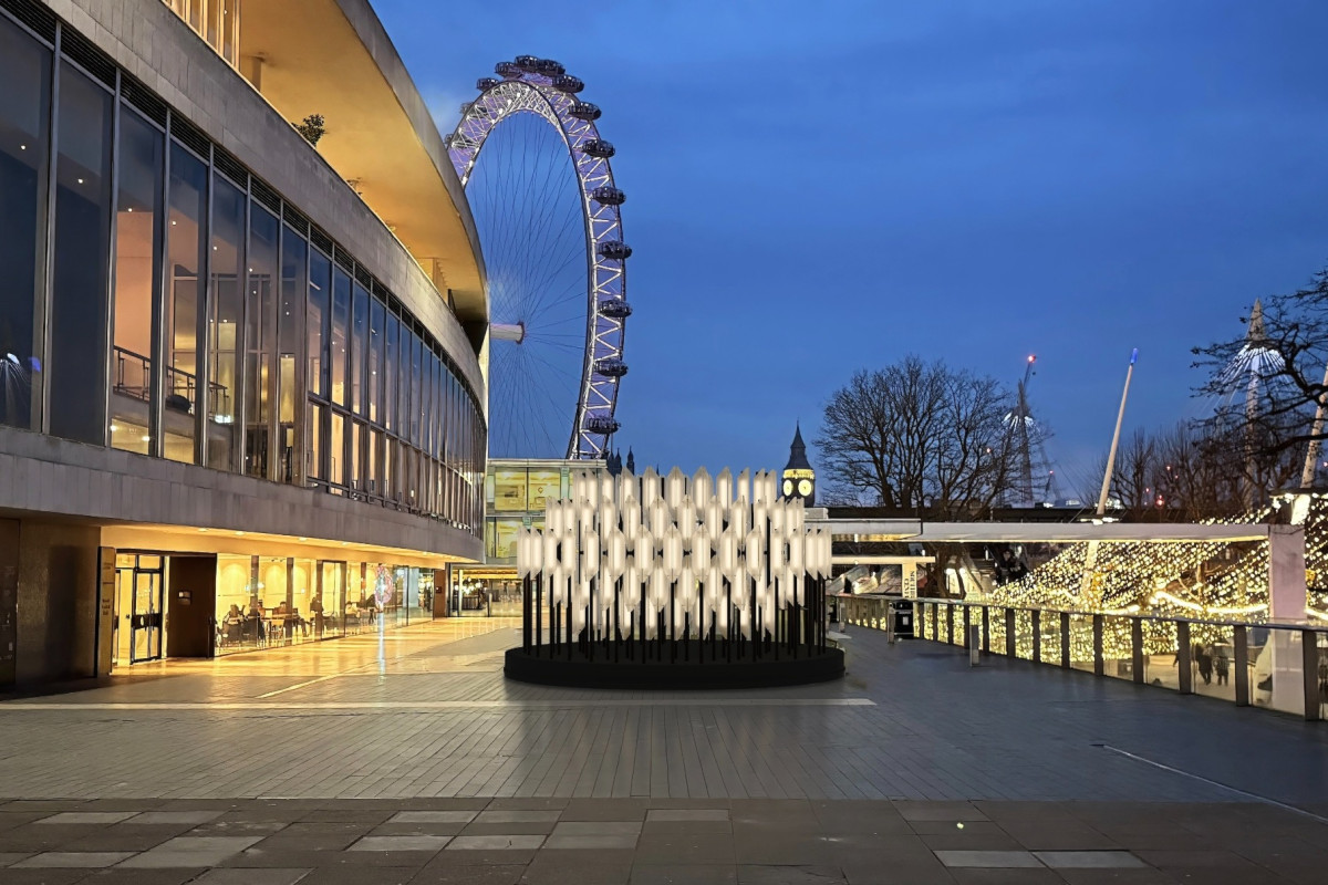 Maják z českého skla. Brokis a Lee Broom osvítili londýnský designový festival