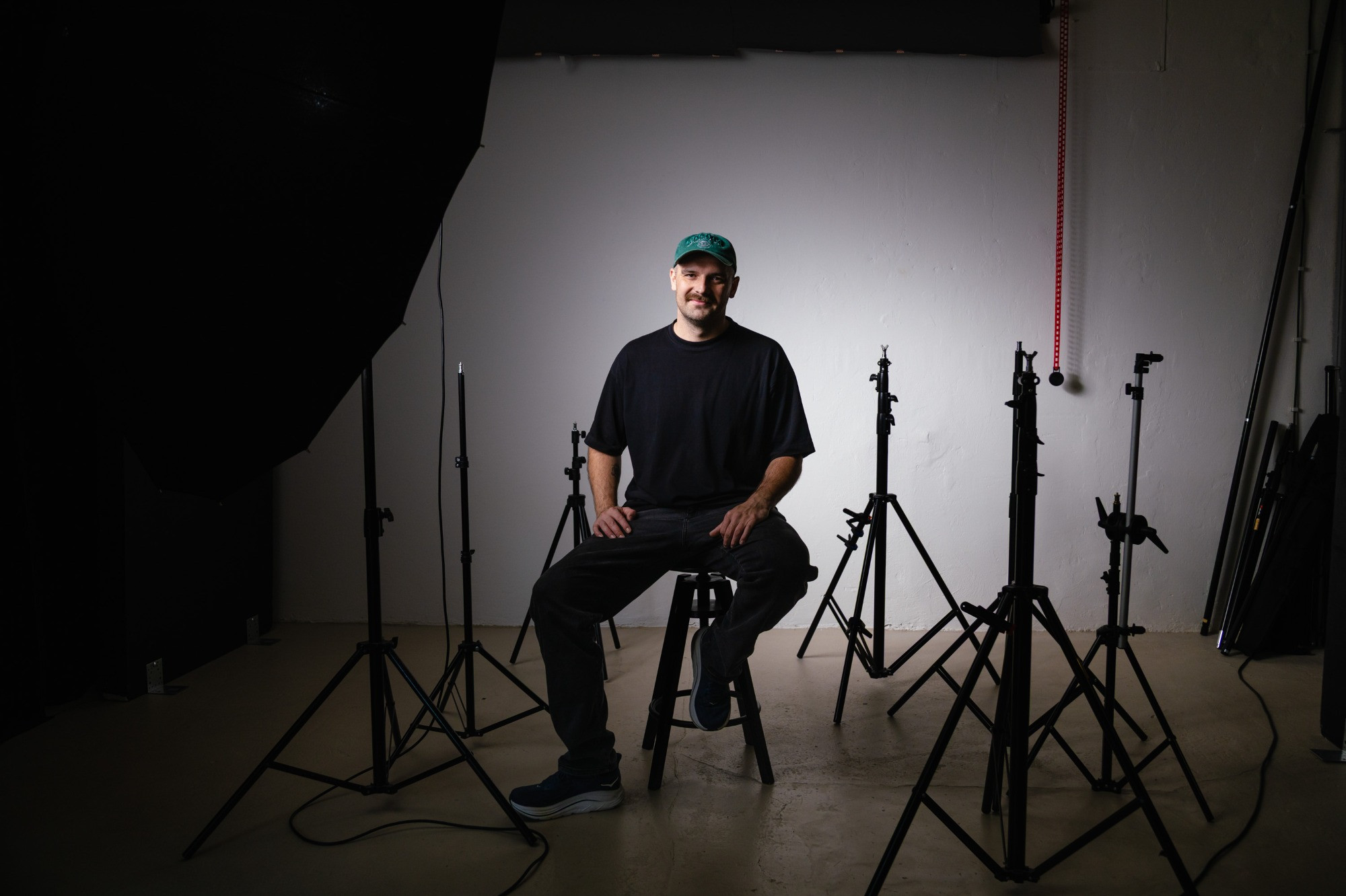 Chtěl jsem herce zobrazit jako malé postavičky z počítačové hry, ptačí perspektiva je úplně jiný pohled na divadlo, říká fotograf Michal Zahornacký