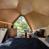 hello-wood-PEBL-grand-rotatable-modular-wooden-cabin-mirror-facade-designboom-ban2