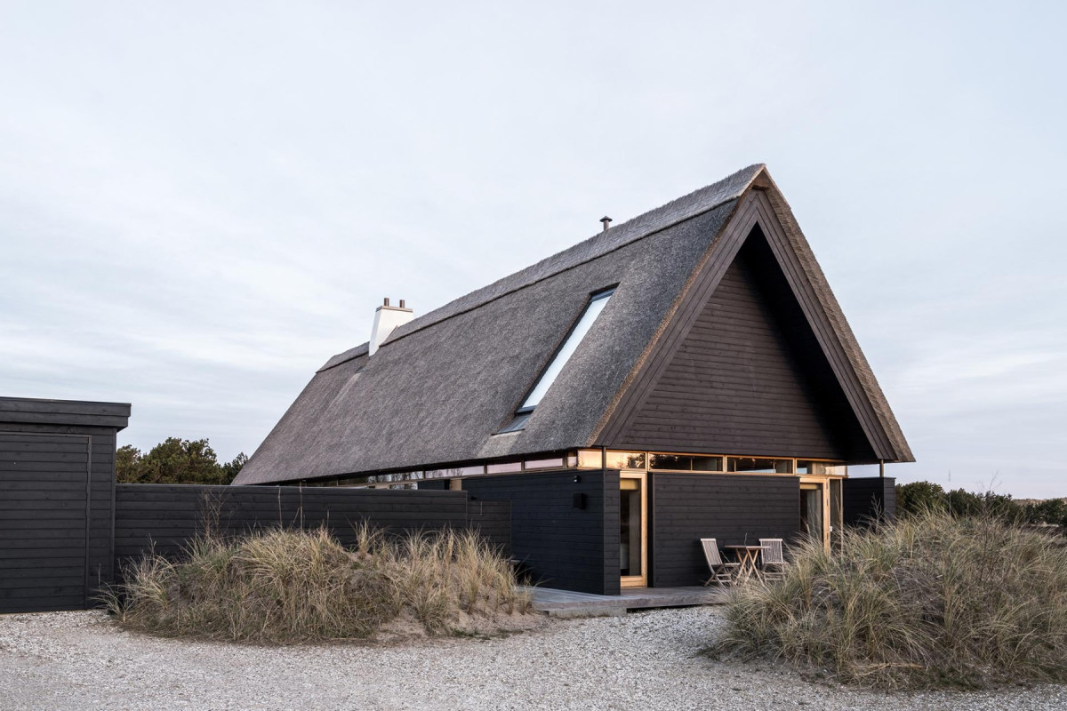 Třígenerační letní dům navrhli tradičně s doškovou střechou a opáleným dřevem jako když se v Jutlandu stavělo z lodních vraků