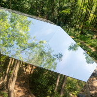 hello-wood-PEBL-grand-rotatable-modular-wooden-cabin-mirror-facade-designboom-16