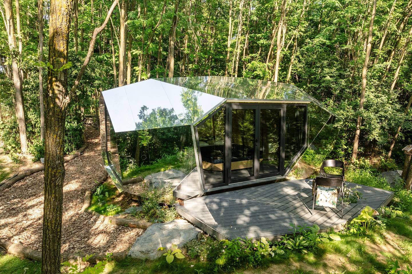 Oblázek v lese: domek Pebl od Hello Wood splyne jako součást přírody