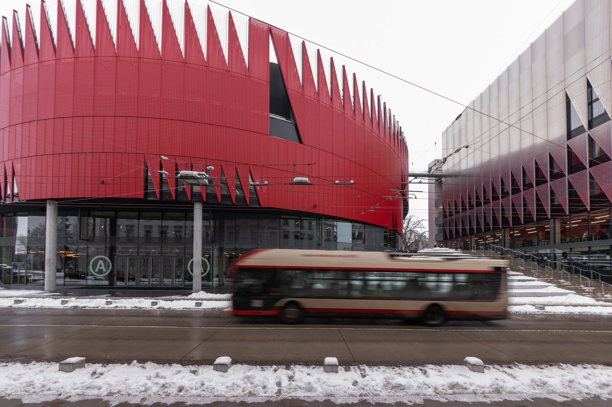 Červená koruna Jihlavy: Horácká aréna od CHYBIK + KRISTOF mění centrum města i pohled na architekturu arén