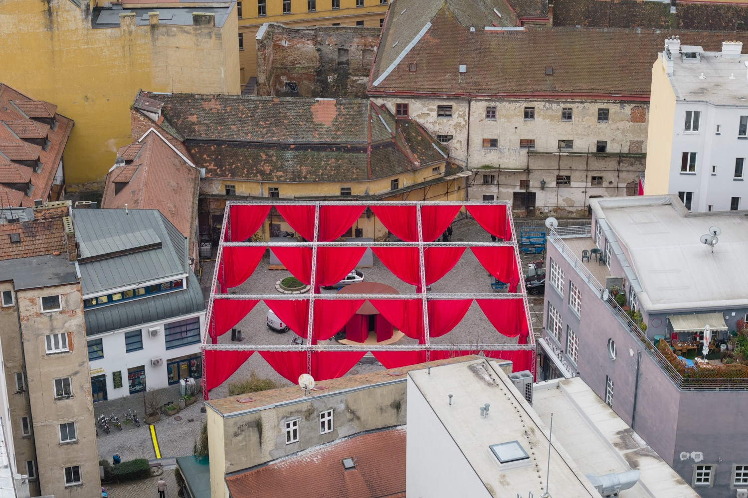 Můžou být vánoční trhy něčím jiným než konzumem a komercí? Vánoční festival zlozvyků slibuje klid, sdílení a sebereflexi