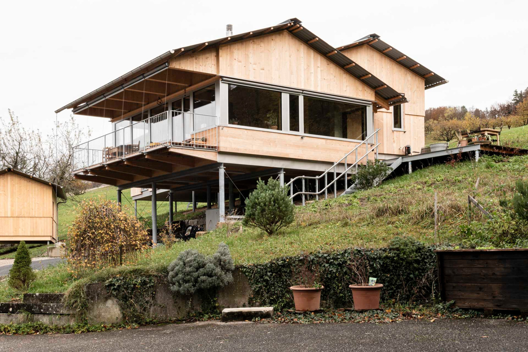 Pětičlenná rodina si nechala navrhnout bydlení jako novodobou alternativu švýcarského rodinného domu