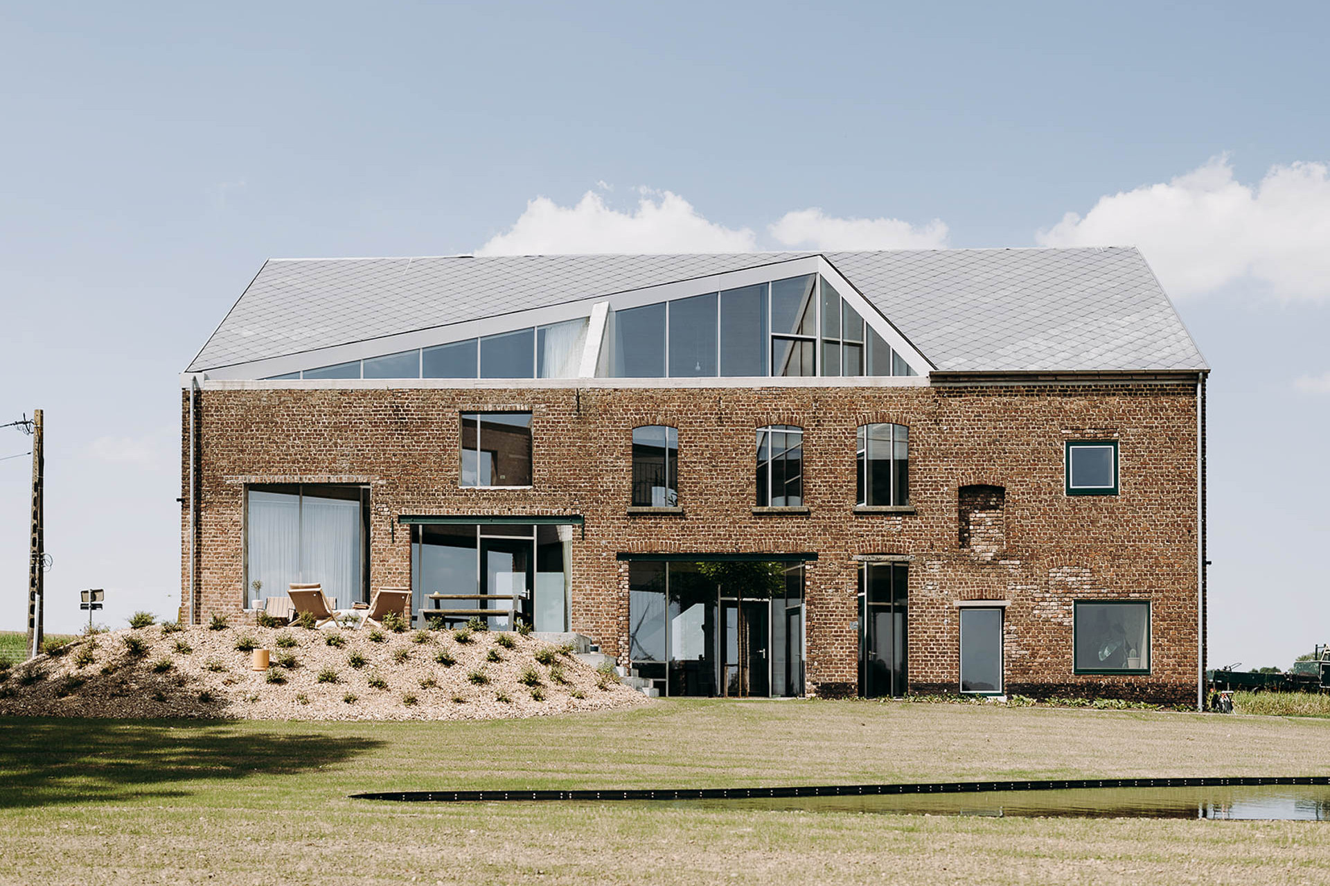 Radikální řez do tradiční stodoly vytvořil moderní rodinné bydlení