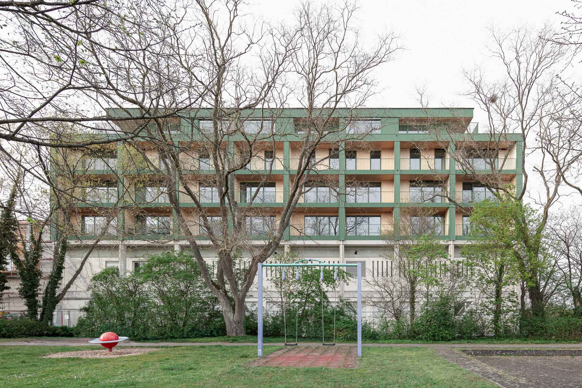 Dřevonástavba na budovách pošty a Telekomu vytvořila 26 nových bytů