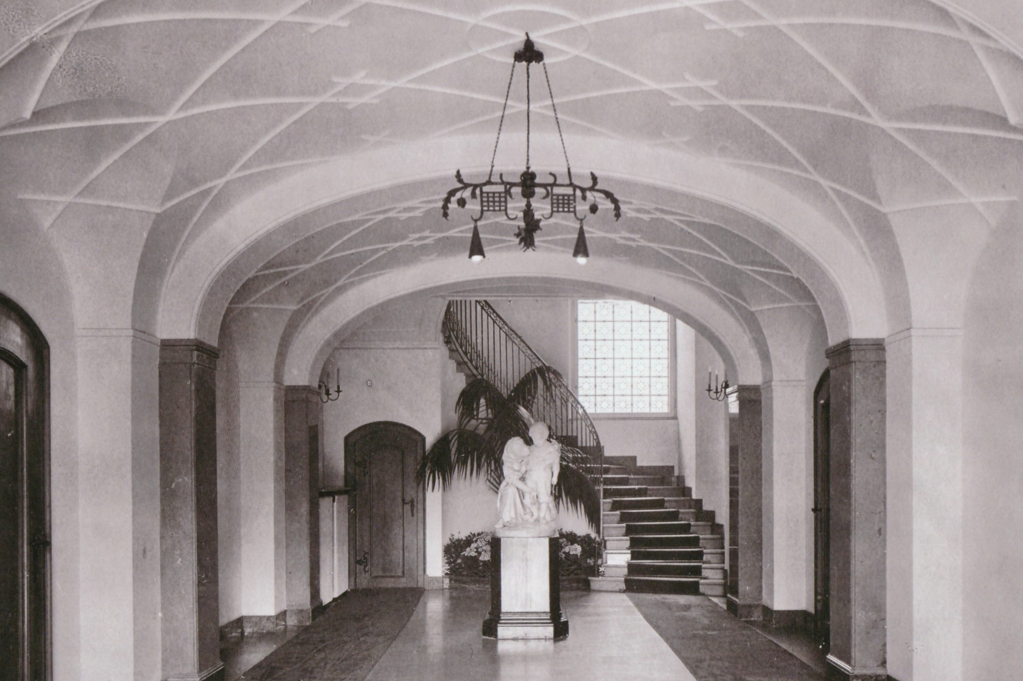 Ztracenou sochu z vily Augusta Löw-Beera našli. Radost ale kazí zoufalý stav historického domu