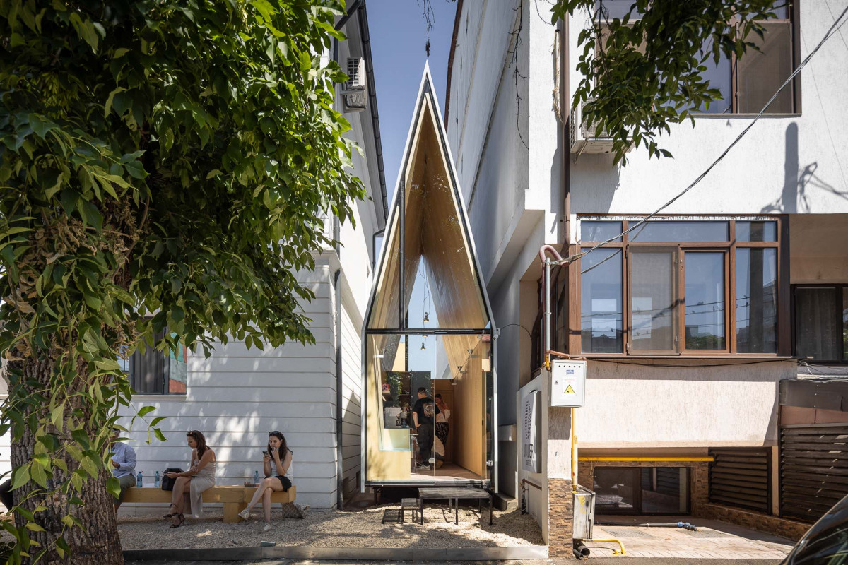 Místo auta zaparkovali na soukromé stání kavárnu