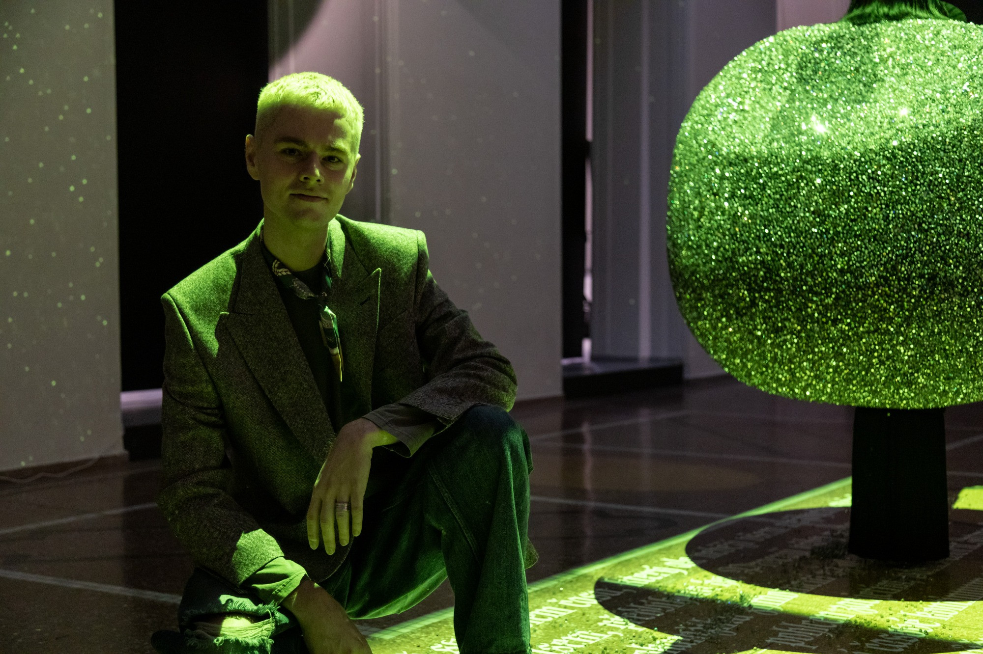 Vůbec první výstava Jana Černého se netočí kolem módy. Pozornost poutá obří kyvadlo