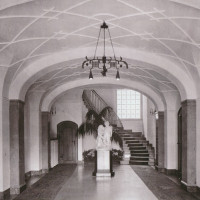 4_Vstupn° hala vily se sochou od Antonia Tantardiniho. Nedatov†no, asi 20. lāta 20. stolet°. Zdroj Soukromž archiv potomkÖ rodiny