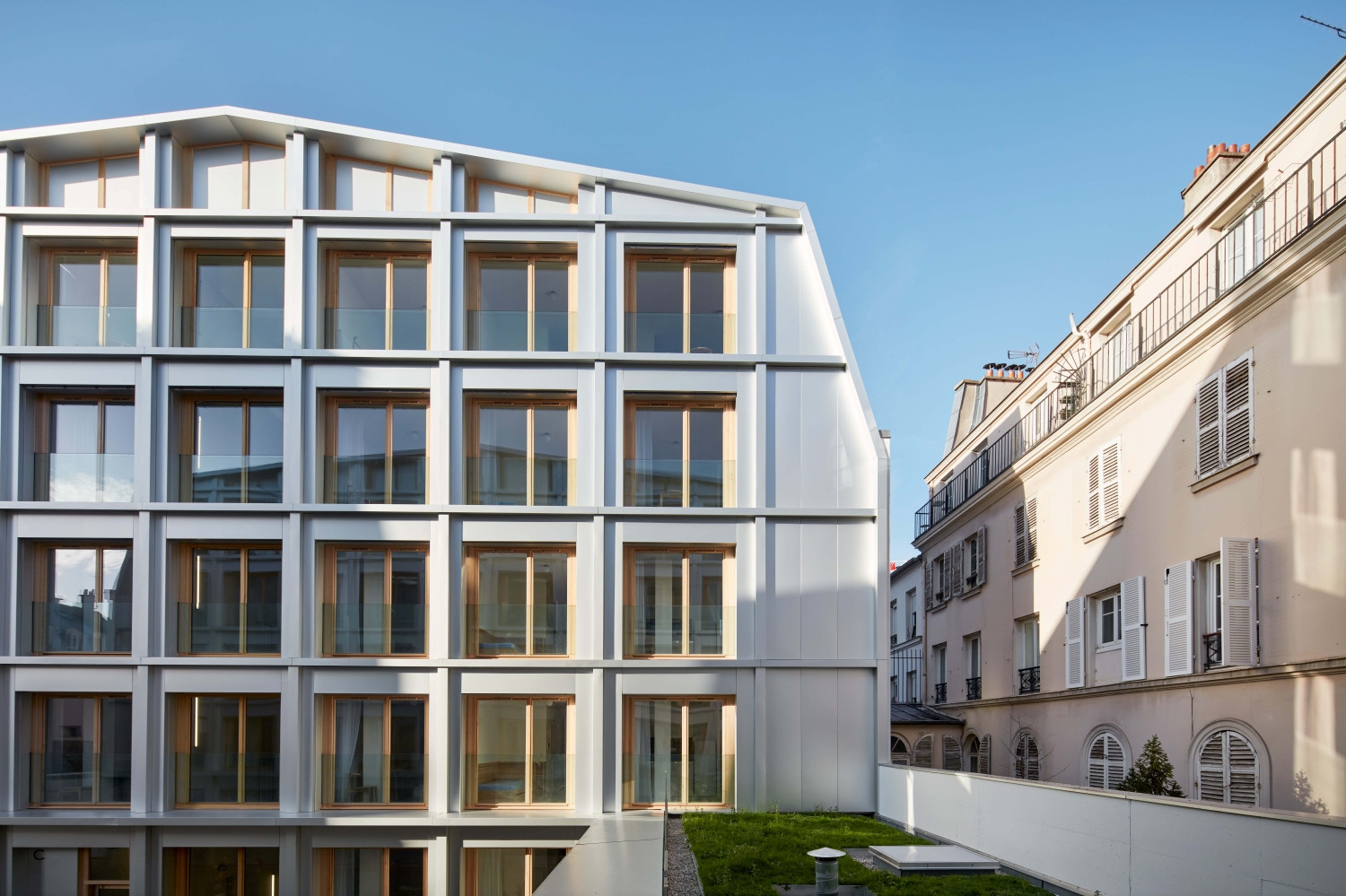 Díky přestavbě se podařilo vytvořit sociální bydlení ze starého parkovacího domu, kde regulace novou výstavbu znemožňovaly