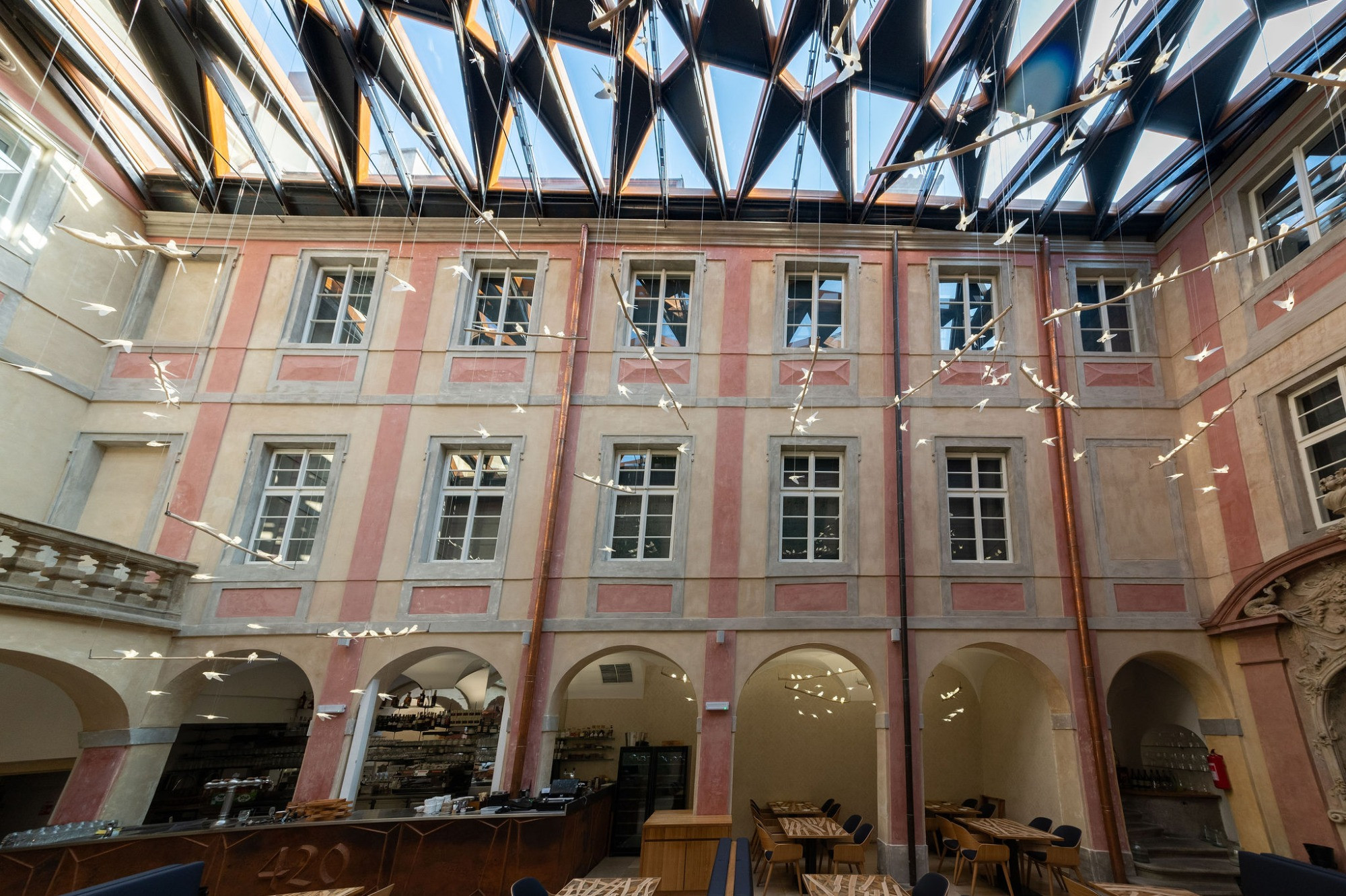 Dům U Červené lišky; skla do unikátního zastřešení inspirovaného Santinim museli skláři vyrábět ručně