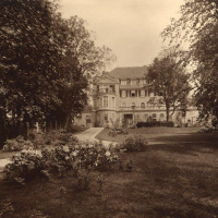 2_Pohled na uliün° prÖüel° vily. Nedatov†no, asi 20. lāta 20. stolet°. Zdroj Soukromž archiv potomkÖ rodiny