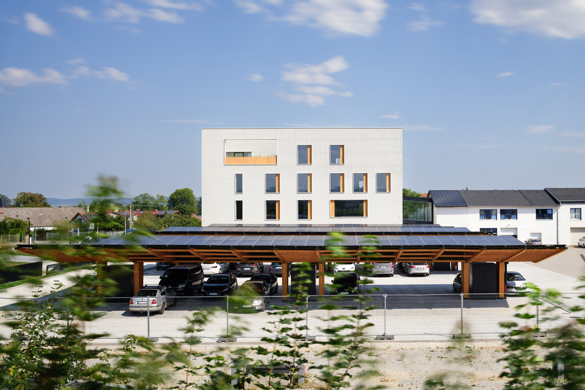 Ve Francii musí být větší parkoviště zastřešena fotovoltaikou ze zákona, říká architektka BudexHUBu Eva Schilhart Faberová