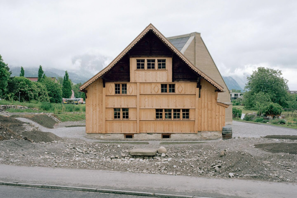 Roubenku ze 17. století zachránili místní spolu se studenty architektury, rozebrali ji a znovu postavili o 700 metrů dál