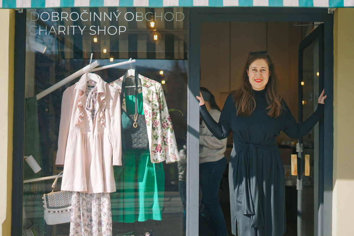 Studenti architektury udělali luxusní interiér charity shopu, nemá to být výsada drahých značek, říká Helena Továrková 