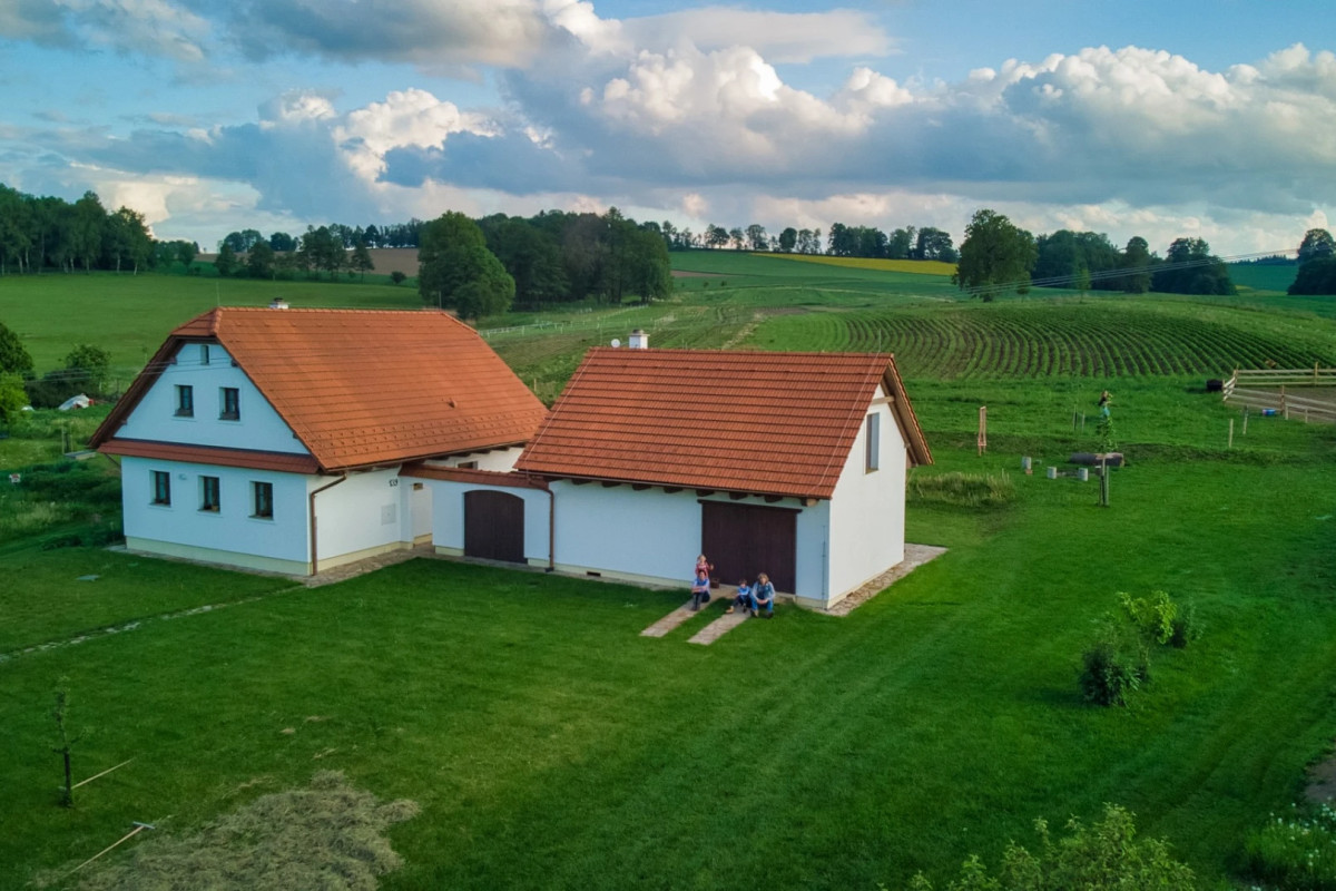 Plánů máme plno, syn tu chce jezdit dostihy na ponících, říká Iva Křoustková Moravcová z revitalizovaného Hospodářství Jasanka