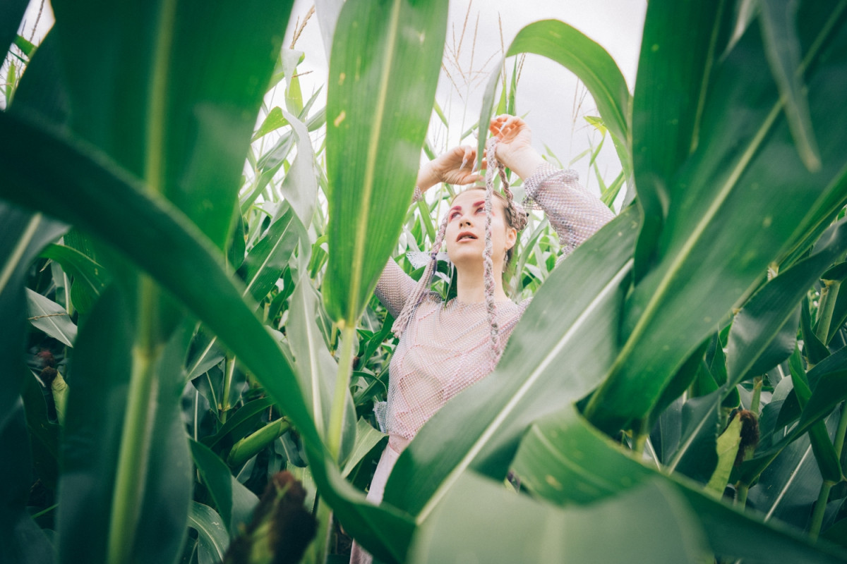 Svazování tekutého skla ocelovým lanem s Pavlínou Temcsákovou; na studium umění vydělávala dojením krav v Norsku