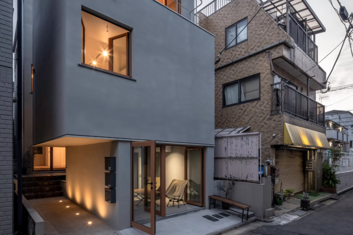 Za hypotéku si postavil dům, který napůl pronajímá a část přízemí otevřel dění ve čtvrti