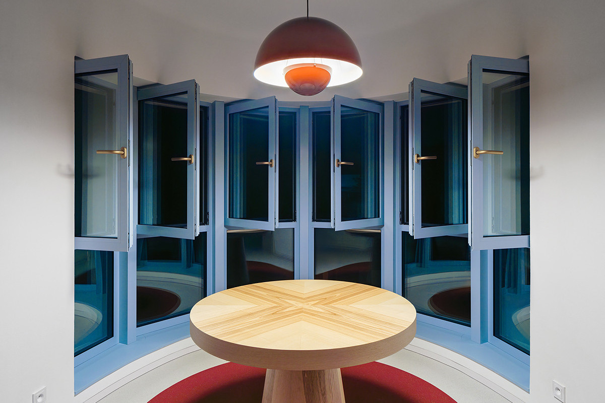 Sbohem meruňková fasádo, vítej chytrá domácnosti. Modernizace modernismu podle No Architects