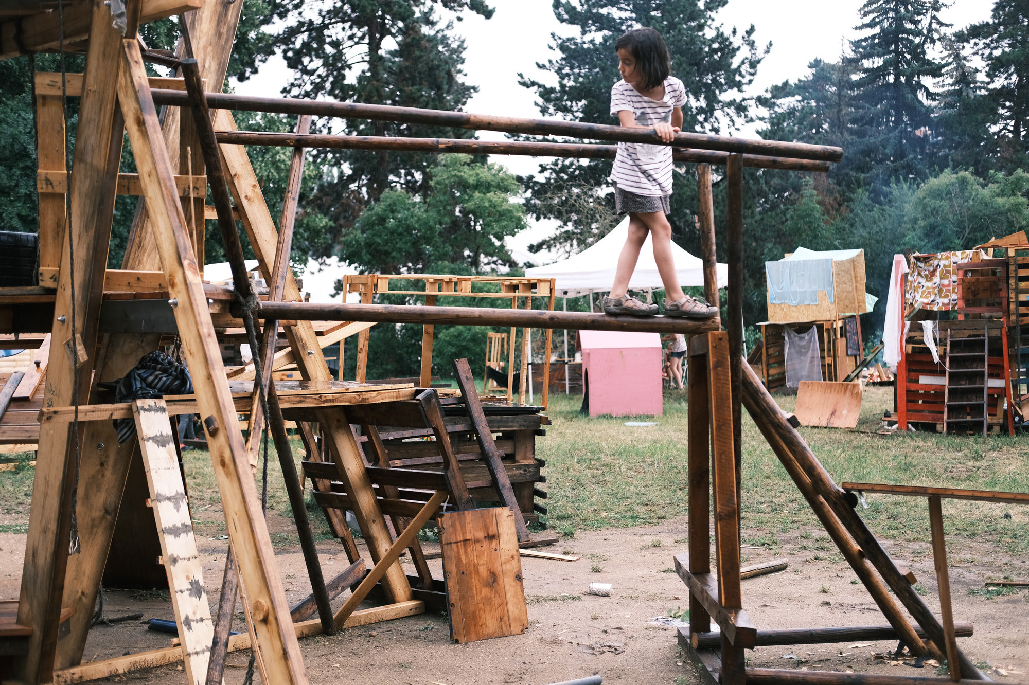 Je Praha město přátelské k dětem? Na Vypichu otevřelo dobrodružné hřiště, které si děti staví samy a další následují