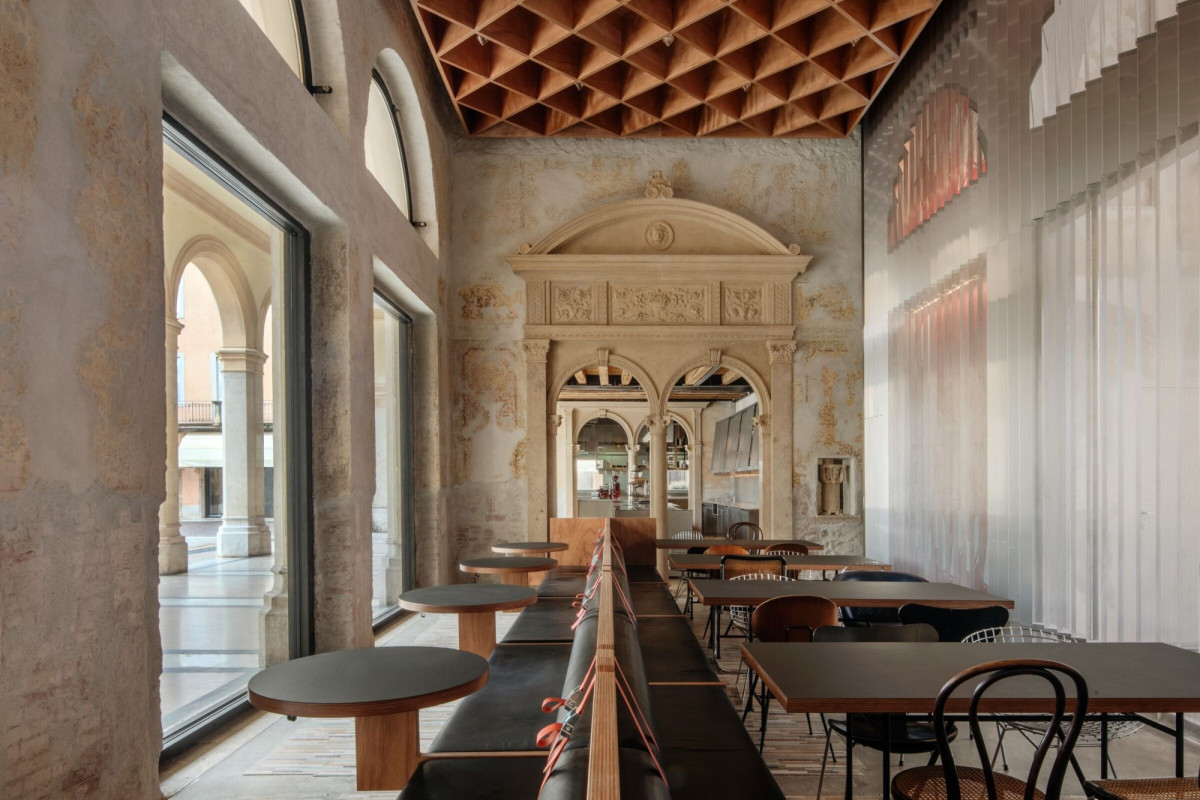 Radnice italského městečka si objednala redesign kavárny od místních architektů