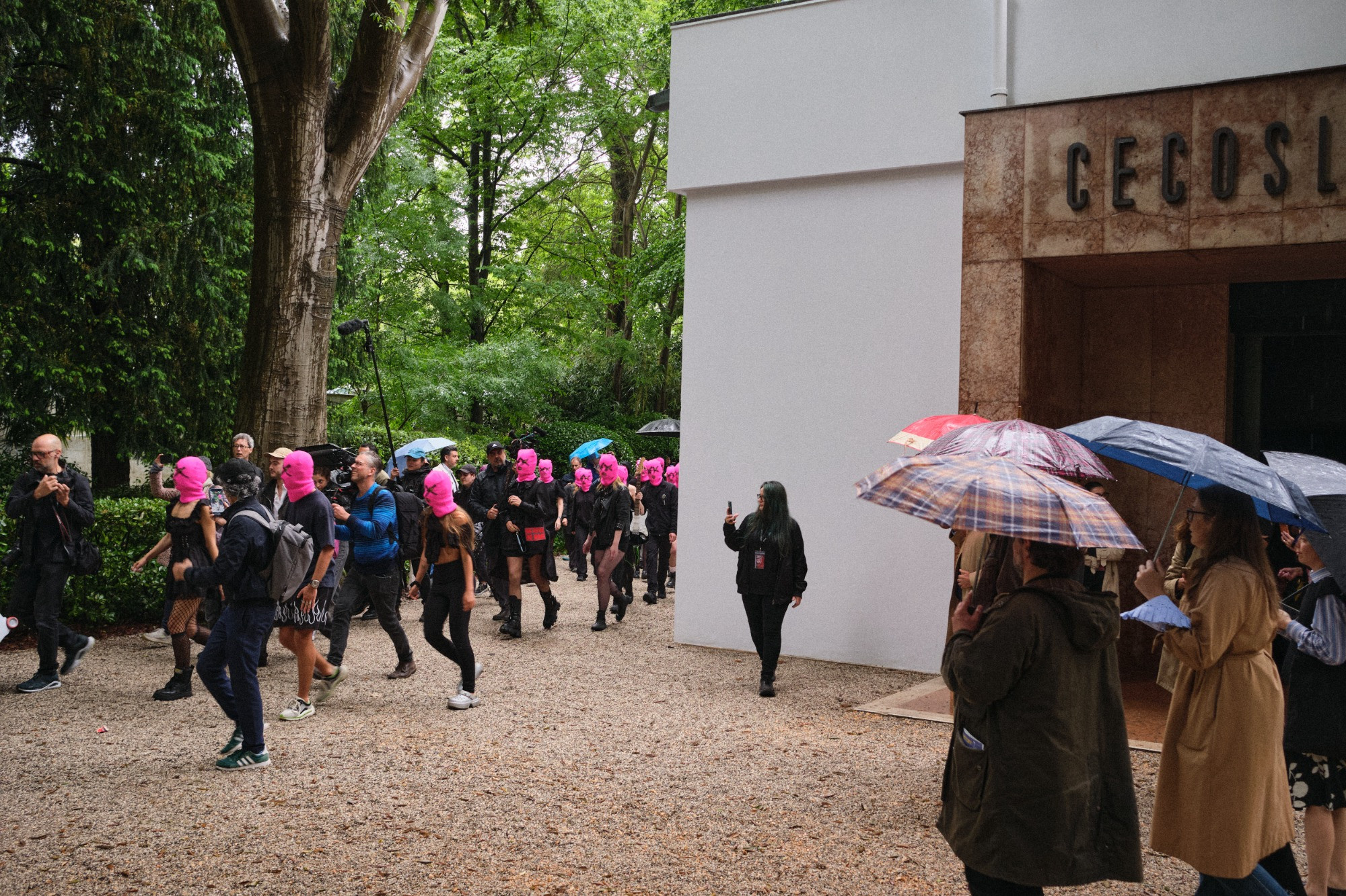 Zázemí k protestu Pussy Riot proti účasti Ruska na bienále poskytli vystavující v československém pavilonu