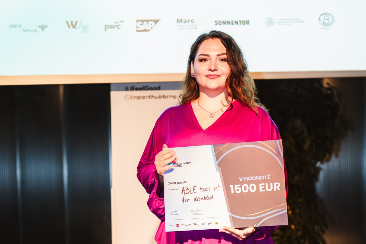 V Česku je až 22 000 dětí a dospělých, kteří nemohou používat ruce, říká ke své kompenzační pomůcce designérka Barbora Bezděková